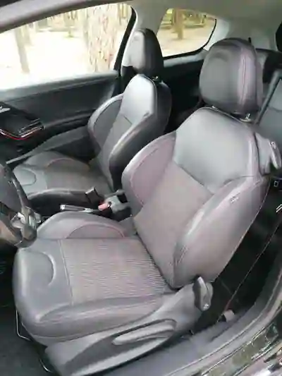 Peugeot 208 2016 - 10999 EUR, 139500 km - AUTO.MOTO.pt - 139500km - foto 6 de 9