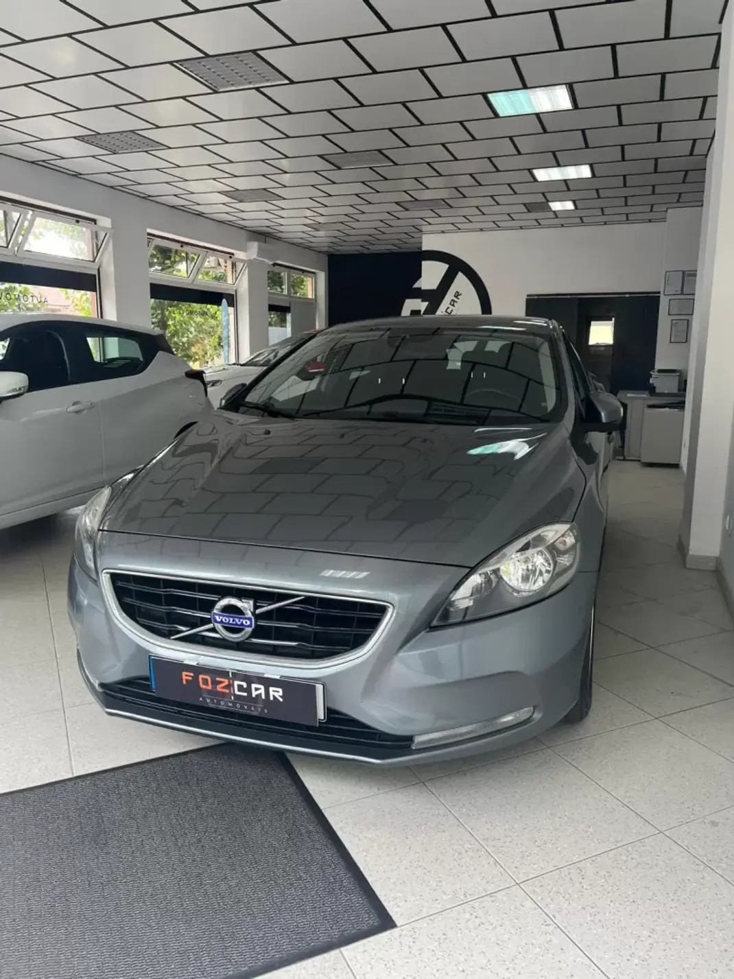 Volvo V40 2016 - 12750 EUR, 126641 km - AUTO.MOTO.pt - 126641km - foto 1 de 11