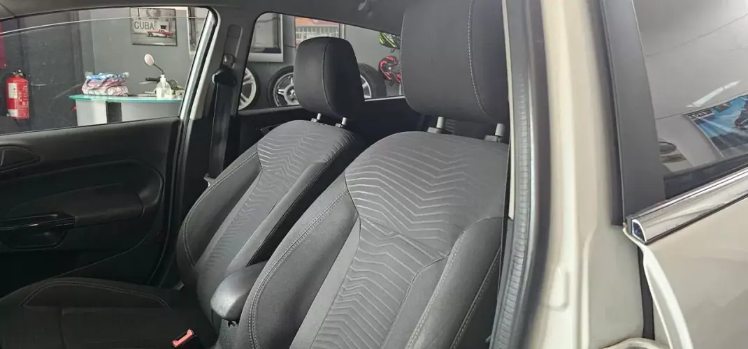 Ford Fiesta 2015 - 6990 EUR, 185000 km - AUTO.MOTO.pt - 185000km - foto 11 de 17