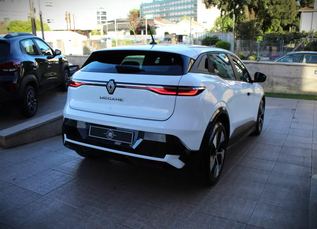 Renault Mégane E-Tech 2022 - 21000 EUR, 31000 km - AUTO.MOTO.pt - 31000km - foto 23 de 29