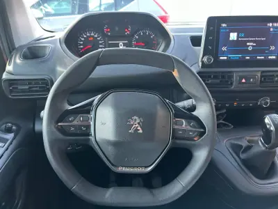 Peugeot PARTNER GIRAFON 2020 - 12990 EUR, 80000 km - AUTO.MOTO.pt - 80000km - foto 11 de 16