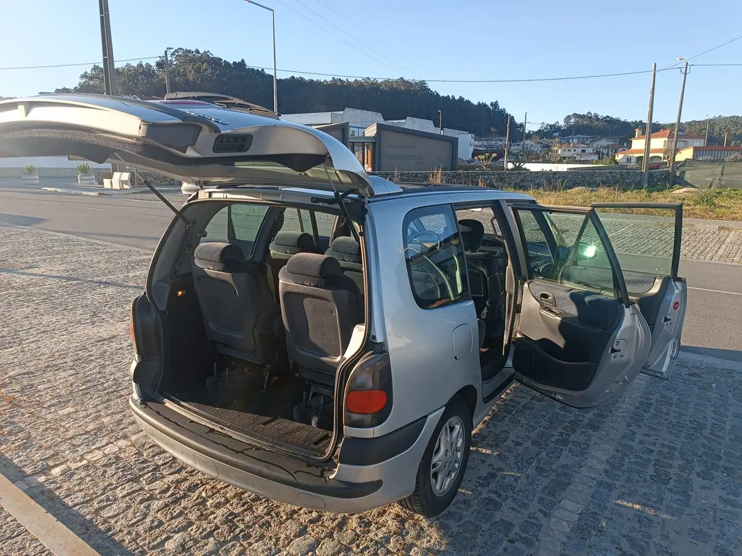 Renault Espace 2000 - 5400 EUR, 187000 km - AUTO.MOTO.pt - 187000km - foto 13 de 15