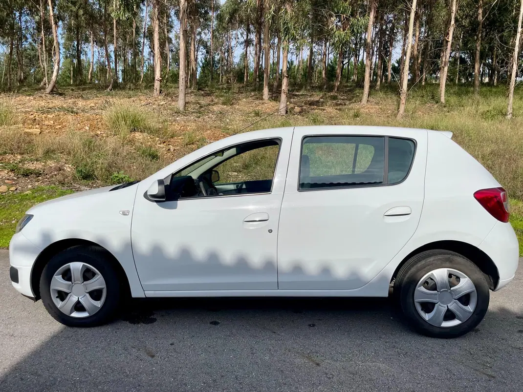 Dacia Sandero 2013 - 7490 EUR, 189000 km - AUTO.MOTO.pt - 189000km - foto 11 de 13