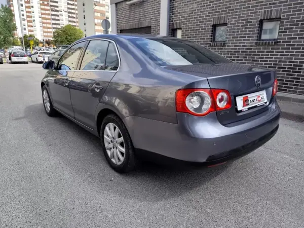 Volkswagen Jetta 2006 - 6500 EUR, 192000 km - AUTO.MOTO.pt - 192000km - foto 19 de 25