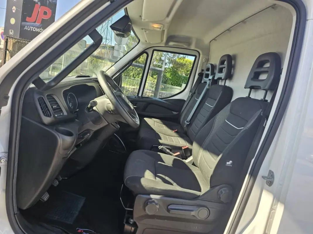 Iveco Daily 35 S14 2.3 D PLATAFORMA 2023 - 24750 EUR, 45000 km - AUTO.MOTO.pt - 45000km - foto 4 de 12