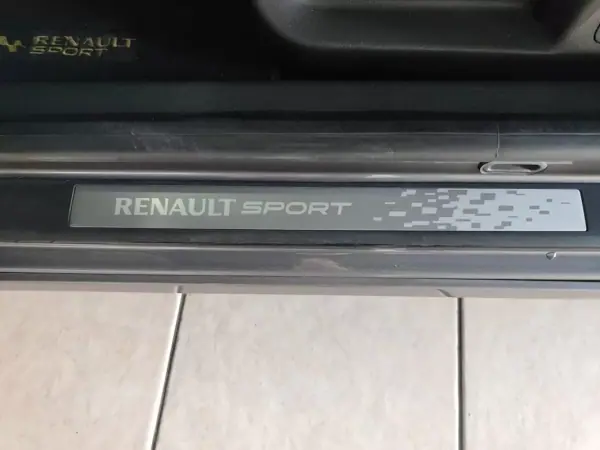 Renault Mégane Coupe 2010 - 18950 EUR, 157000 km - AUTO.MOTO.pt - 157000km - foto 23 de 39