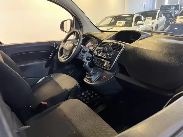 Renault 2018 - 6490 EUR, 385000 km - AUTO.MOTO.pt - 385000km - foto 11 de 33