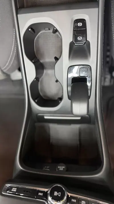 Volvo XC 40 2023 - 31500 EUR, 82000 km - AUTO.MOTO.pt - 82000km - foto 17 de 24