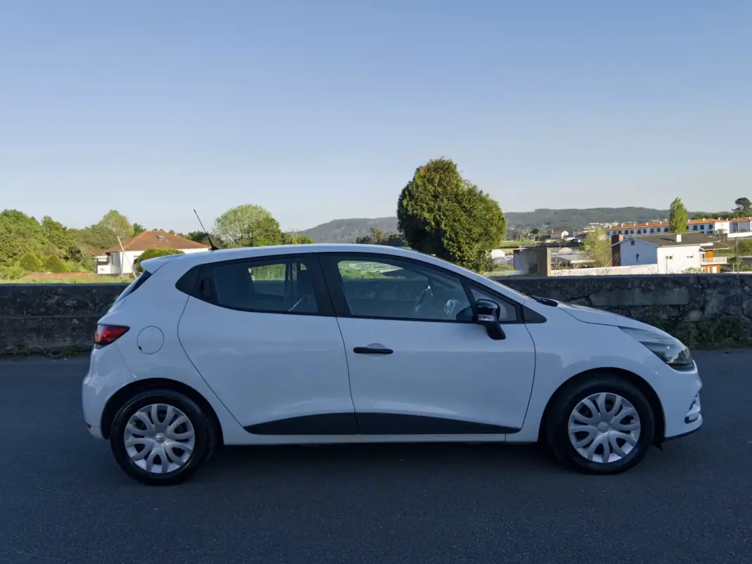 Renault Clio VAN 1.5 Blue DCi AIR NAV 2017 - 8990 EUR, 231000 km - AUTO.MOTO.pt - 231000km - foto 8 de 26
