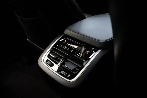 Volvo XC 90 2021 - 37990 EUR, 110263 km - AUTO.MOTO.pt - 110263km - foto 30 de 44
