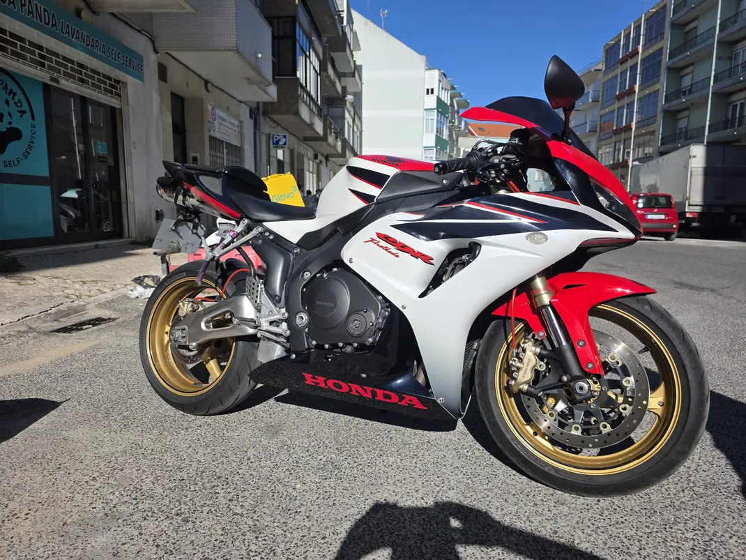 Honda CBR 1000RR 2008 - 7000 EUR, 31303 km - AUTO.MOTO.pt - 31303km - foto 12 de 12