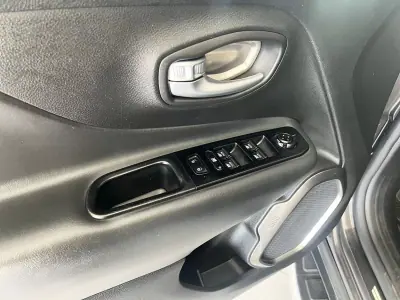 Jeep Renegade 2020 - 14800 EUR, 108465 km - AUTO.MOTO.pt - 108465km - foto 18 de 22