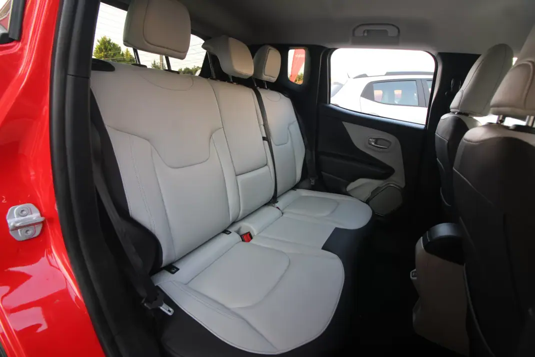 Jeep Renegade 2018 - 14990 EUR, 116000 km - AUTO.MOTO.pt - 116000km - foto 28 de 36