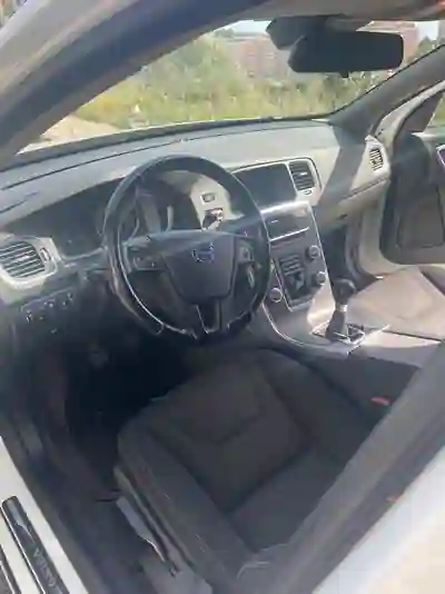 Volvo V60 2015 - 9500 EUR, 206100 km - AUTO.MOTO.pt - 206100km - foto 11 de 14