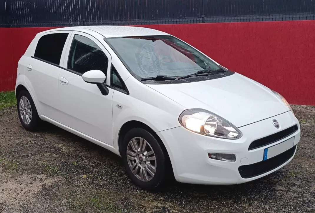 Fiat Punto 2018 - 8750 EUR, 154000 km - AUTO.MOTO.pt - 154000km - foto 2 de 18