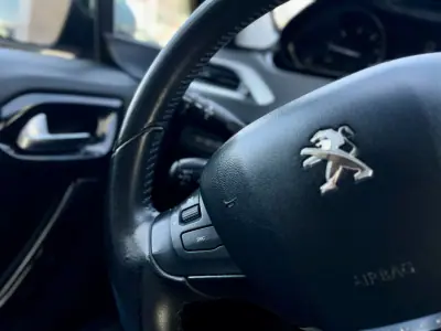 Peugeot 208 2017 - 9950 EUR, 147000 km - AUTO.MOTO.pt - 147000km - foto 18 de 24