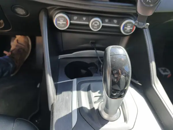Alfa Romeo Giulia 2018 - 26900 EUR, 97500 km - AUTO.MOTO.pt - 97500km - foto 12 de 13
