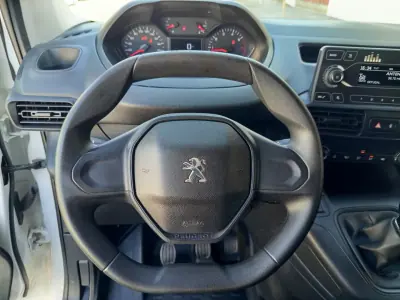 Peugeot Partner 2019 - 12990 EUR, 91000 km - AUTO.MOTO.pt - 91000km - foto 14 de 16