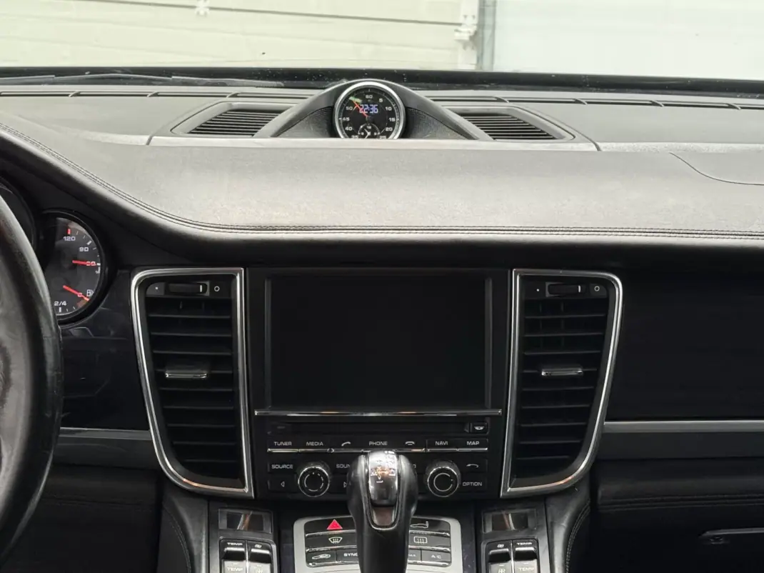 Porsche Panamera 2015 - 33990 EUR, 247000 km - AUTO.MOTO.pt - 247000km - foto 27 de 44