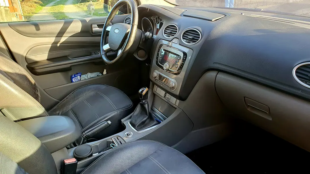 Ford Focus 2010 - 4250 EUR, 285000 km - AUTO.MOTO.pt - 285000km - foto 7 de 8