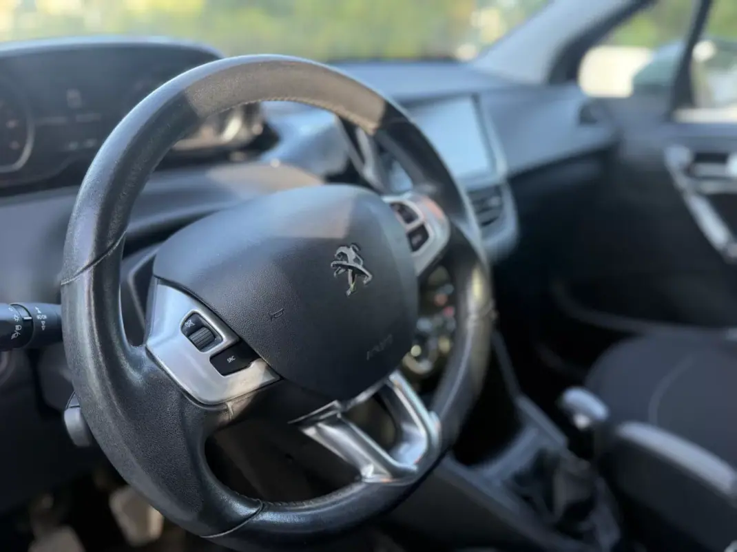 Peugeot 208 2016 - 8999 EUR, 44000 km - AUTO.MOTO.pt - 44000km - foto 16 de 18