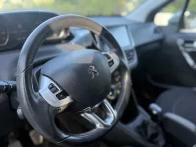 Peugeot 208 2016 - 8999 EUR, 44000 km - AUTO.MOTO.pt - 44000km - foto 16 de 18