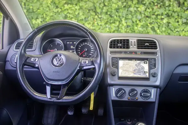 Volkswagen Polo 2015 - 10500 EUR, 123600 km - AUTO.MOTO.pt - 123600km - foto 14 de 16