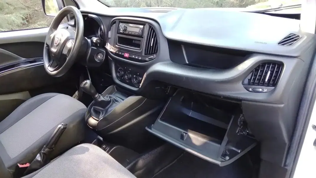 Fiat DOBLO CARGO 1.3 M-JET EASY 3 Lugares 2018 - 9250 EUR, 196000 km - AUTO.MOTO.pt - 196000km - foto 11 de 12