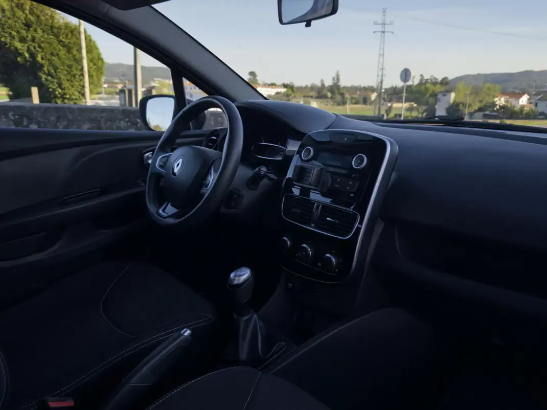 Renault Clio VAN 1.5 Blue DCi AIR NAV 2017 - 8990 EUR, 231000 km - AUTO.MOTO.pt - 231000km - foto 25 de 26