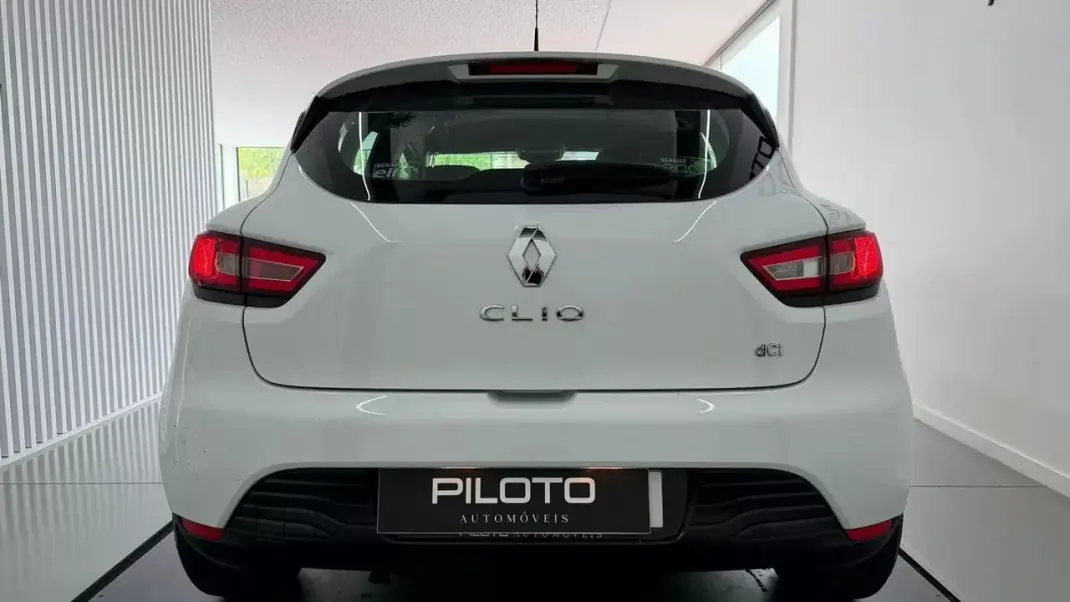 Renault Clio 2015 - 9990 EUR, 83183 km - AUTO.MOTO.pt - 83183km - foto 8 de 19