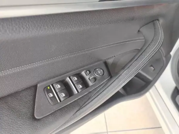 BMW 520 2017 - 23500 EUR, 165600 km - AUTO.MOTO.pt - 165600km - foto 21 de 38