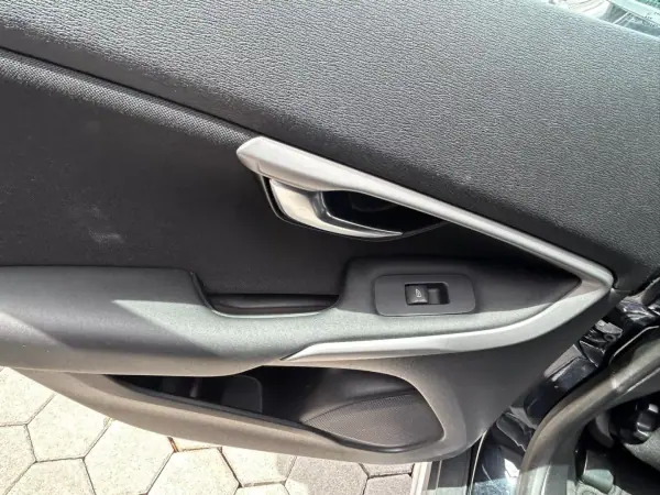 Volvo V40 Cross Country 2014 - 11750 EUR, 189500 km - AUTO.MOTO.pt - 189500km - foto 15 de 20