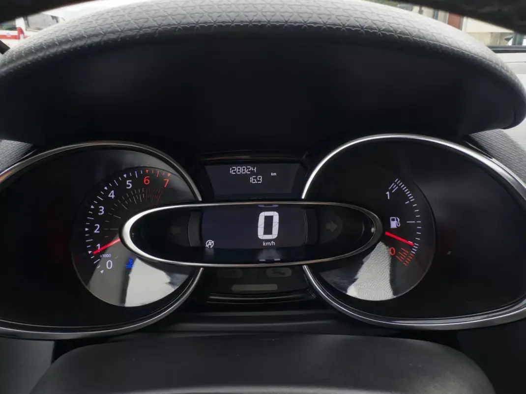 Renault Clio 2019 - 10990 EUR, 128000 km - AUTO.MOTO.pt - 128000km - foto 28 de 43