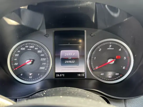 Mercedes-Benz C 180 2017 - 15900 EUR, 249000 km - AUTO.MOTO.pt - 249000km - foto 36 de 58