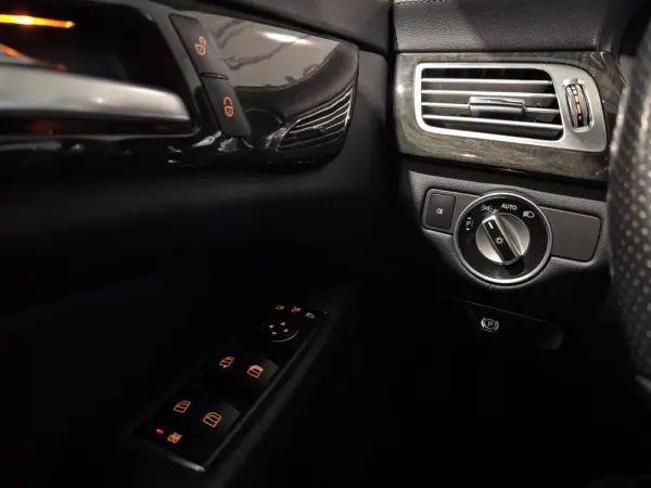Mercedes-Benz CLS 350 2015 - 32500 EUR, 99869 km - AUTO.MOTO.pt - 99869km - foto 11 de 34