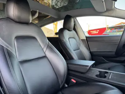 Tesla Model 3 2021 - 26500 EUR, 105000 km - AUTO.MOTO.pt - 105000km - foto 18 de 37