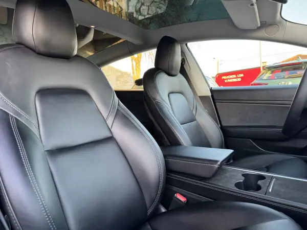 Tesla Model 3 2021 - 26500 EUR, 105000 km - AUTO.MOTO.pt - 105000km - foto 18 de 37