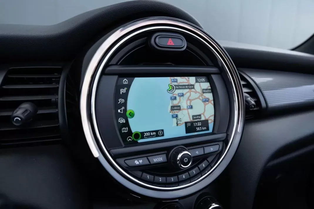 MINI Cooper 2021 - 25999 EUR, 94000 km - AUTO.MOTO.pt - 94000km - foto 32 de 38