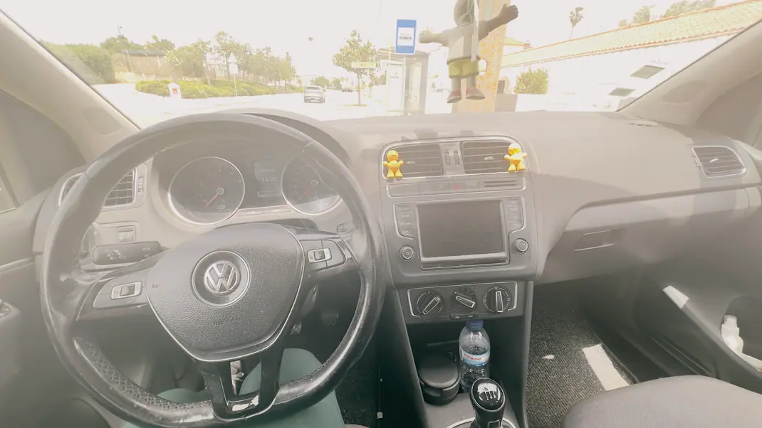 Volkswagen Polo 2017 - 9500 EUR, 61900 km - AUTO.MOTO.pt - 61900km - foto 7 de 16
