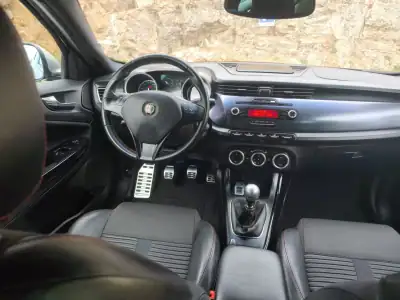 Alfa Romeo Giulietta 2011 - 8490 EUR, 155565 km - AUTO.MOTO.pt - 155565km - foto 12 de 19