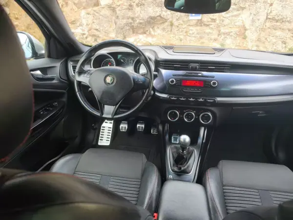 Alfa Romeo Giulietta 2011 - 8490 EUR, 155565 km - AUTO.MOTO.pt - 155565km - foto 12 de 19