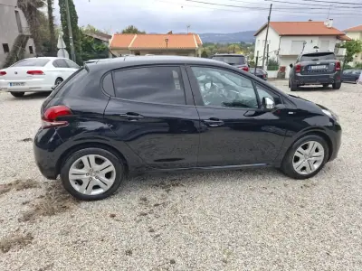 Peugeot 208 2017 - 8900 EUR, 191000 km - AUTO.MOTO.pt - 191000km - foto 3 de 36