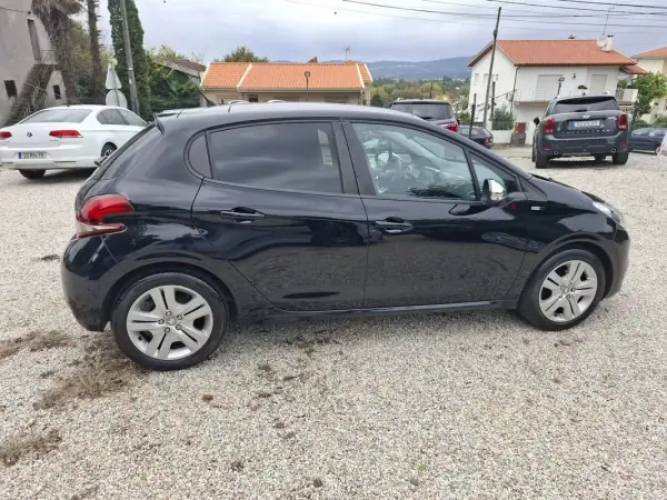 Peugeot 208 2017 - 8900 EUR, 191000 km - AUTO.MOTO.pt - 191000km - foto 3 de 36