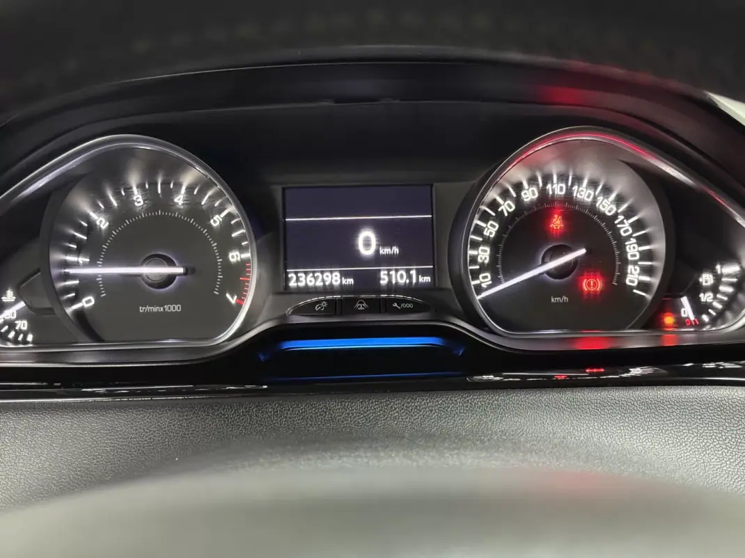 Peugeot 208 2012 - 6500 EUR, 236500 km - AUTO.MOTO.pt - 236500km - foto 17 de 21