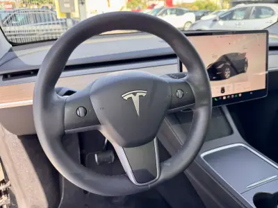 Tesla Model Y 2023 - 32990 EUR, 130000 km - 130000km - foto 11 de 18