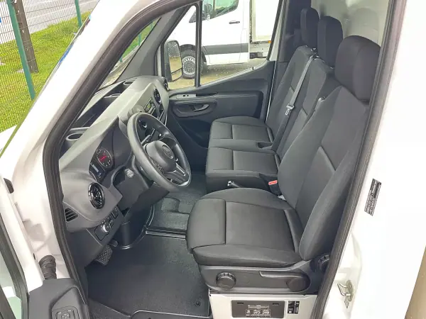 Mercedes-Benz Sprinter 515 CDI Contentor + Plataforma Elevatória 2022 - 46900 EUR, 72000 km - AUTO.MOTO.pt - 72000km - foto 20 de 30