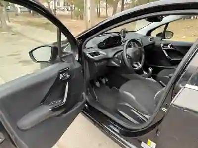 Peugeot 208 2014 - 7500 EUR, 127000 km - foto 5 de 9