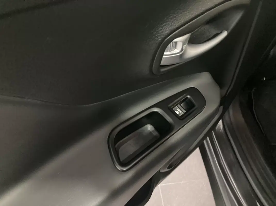 Jeep Renegade 2019 - 12900 EUR, 102216 km - AUTO.MOTO.pt - 102216km - foto 22 de 42