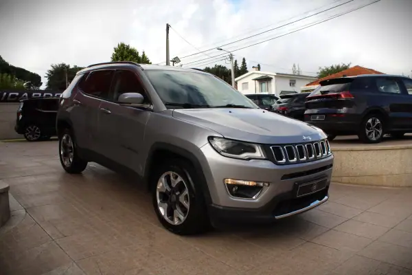 Jeep Compass 1.4 MA Limited Auto 2018 Gasolina — 130 750 km · Ilha de São Miguel Jeep Compass 1.4 MA Limited Auto 2018 Gasolina