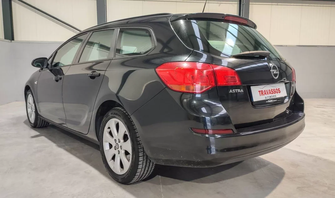Opel Astra Sports Tourer 2012 - 9700 EUR, 141830 km - AUTO.MOTO.pt - 141830km - foto 5 de 8